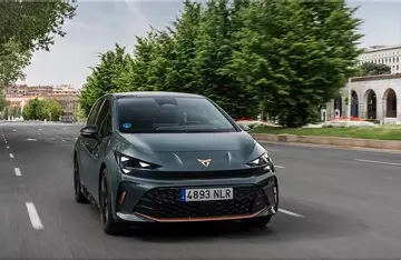 Cupra Born 2026 en color gris verdoso por Madrid