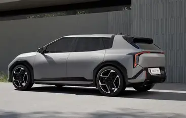 Kia EV4 en color gris, vista trasera